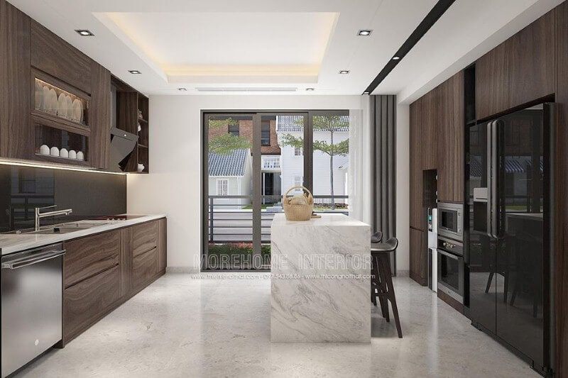 Phòng bếp của biệt thự, nhà phố vốn sang trọng càng thêm cao cấp với chi tiết kính ốp bếp màu đen sáng bóng, sạch sẽ.